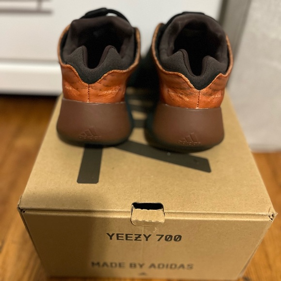 Adidas Yeezy Boost 700 V3 Copper Fade size 6 men’s 7.5 women’s - Picture 5 of 10